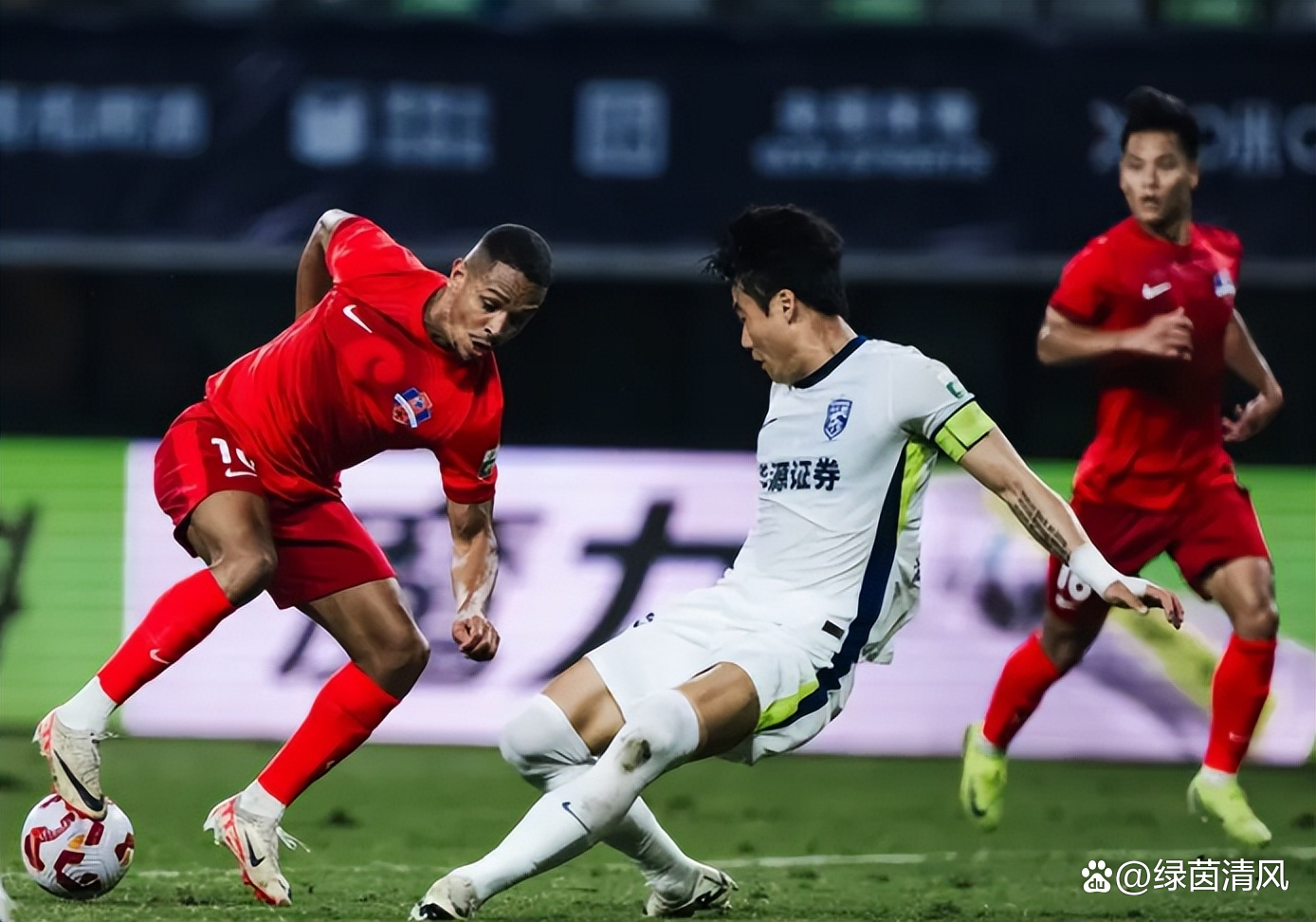 中超赛程吃紧，武汉三镇清晨刷新队史纪录，更衣室稳定，阵容厚度经受考验的简单介绍